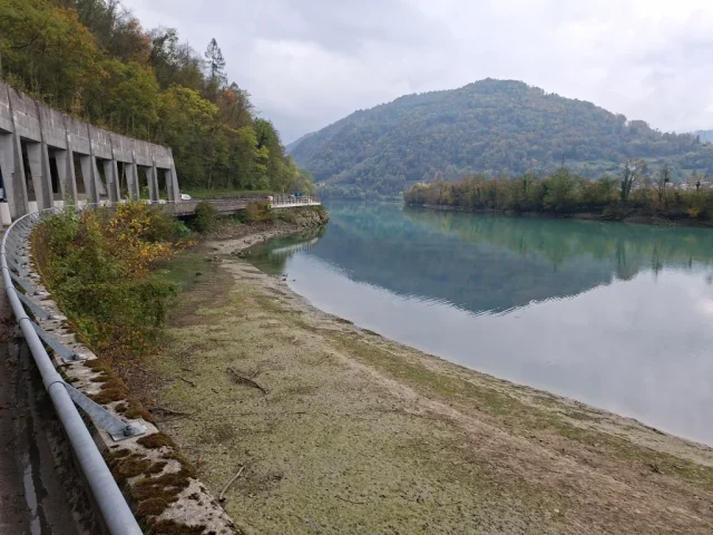 Galerija ob jezeru. Oktober 2026