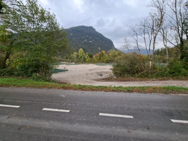 Gradbišče ob jezeru. Oktober, 2026